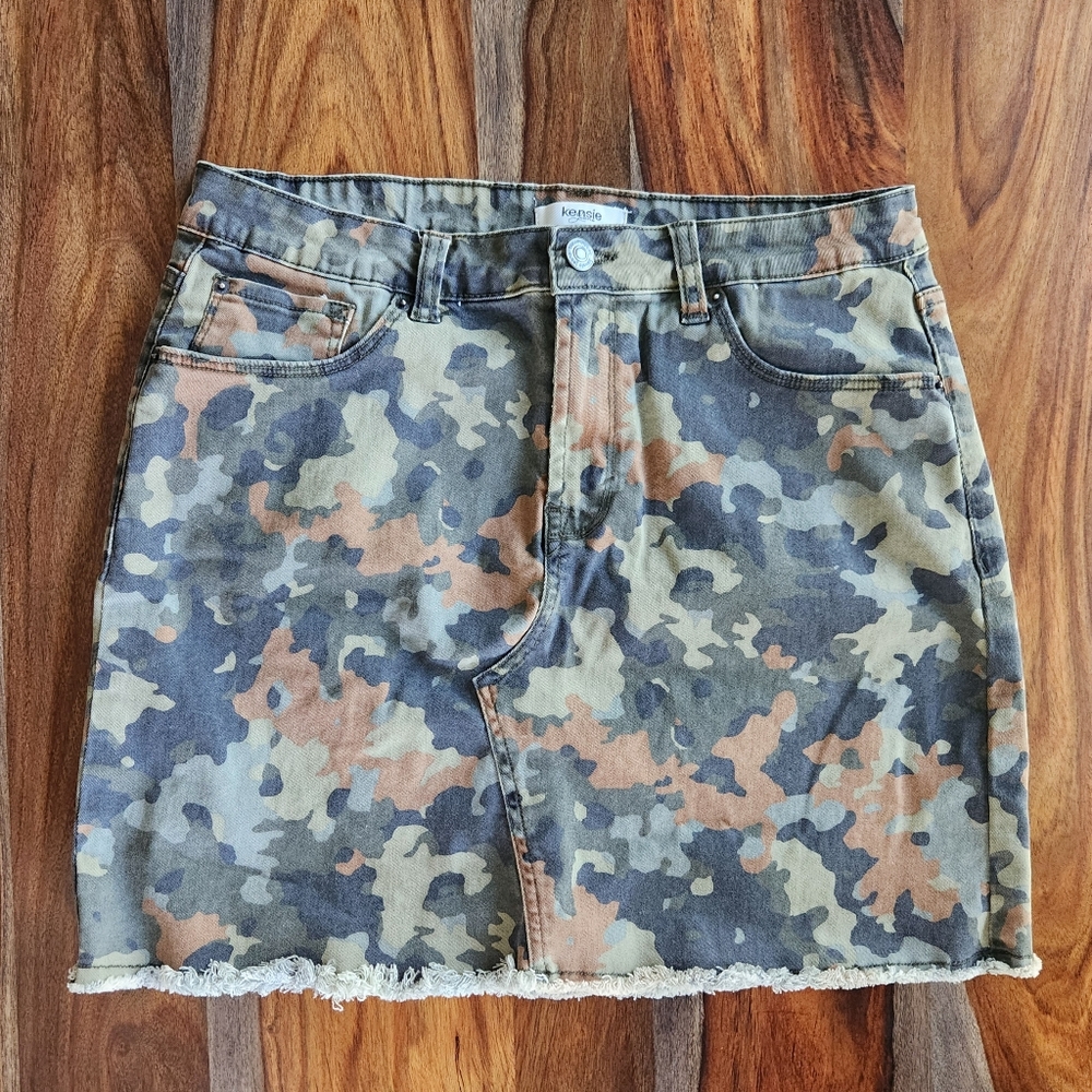 Super Cute Kensie Jeans Camo Mini Skirt Size 8 Ladies Denim Fringe Hem